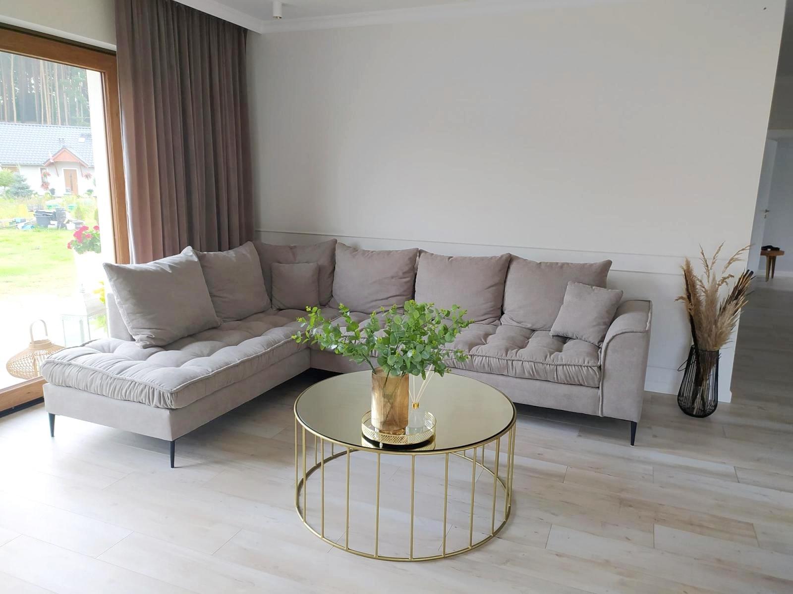 beżowy narożnik na nóżkach