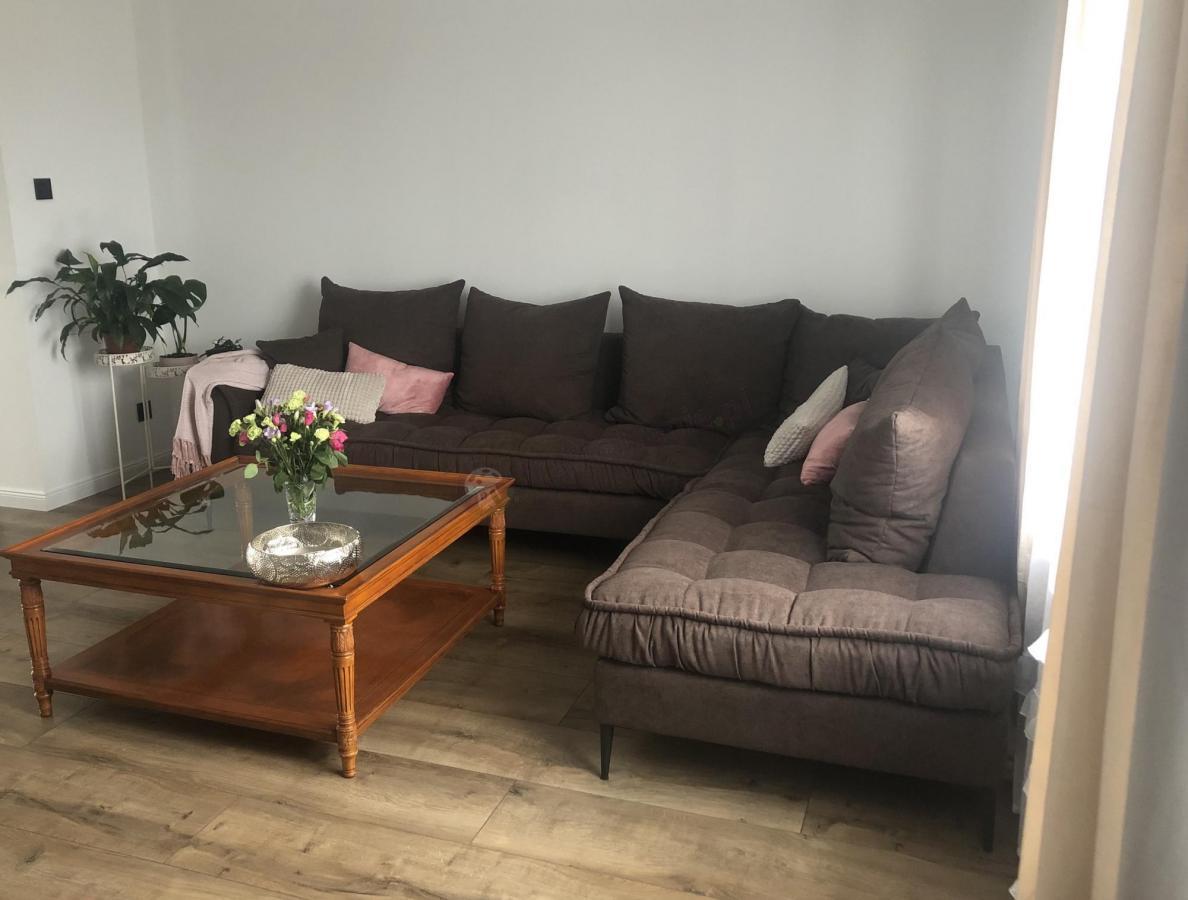 narożnik na nóżkach w klasycznym salonie