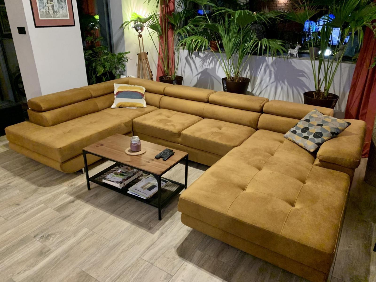 żółty narożnik w salonie z roślinami