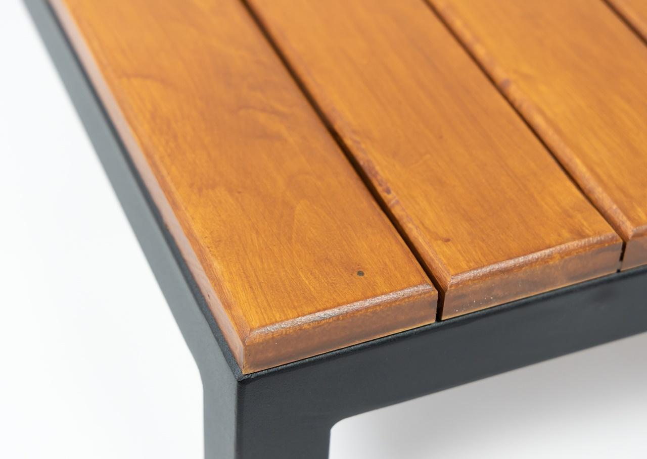 drewniany blat mebli ogrodowych