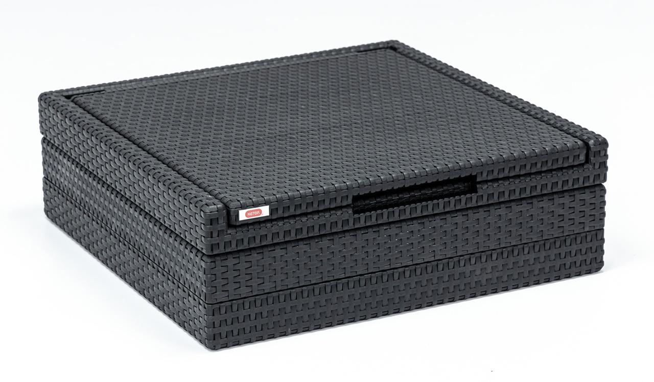 złożony leżak ogrodowy