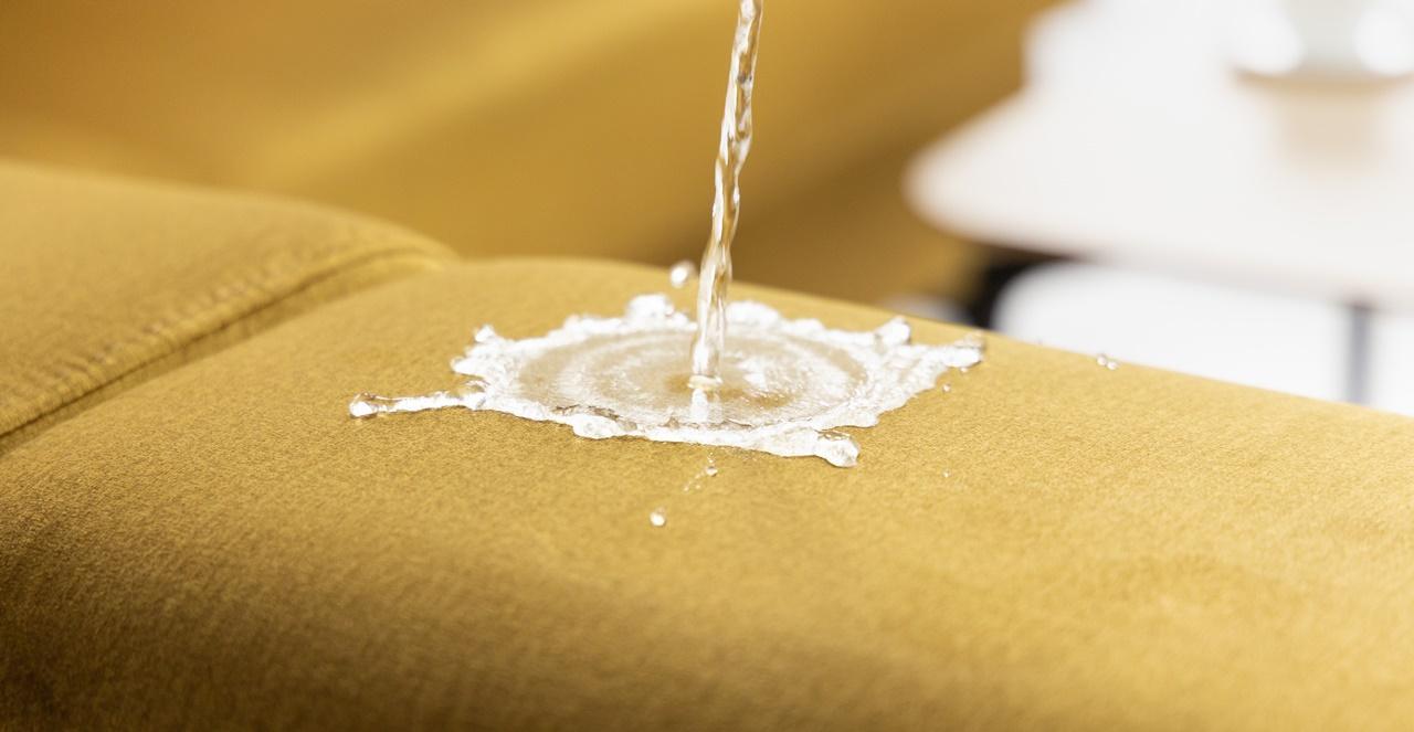 żółta tkanina welurowa