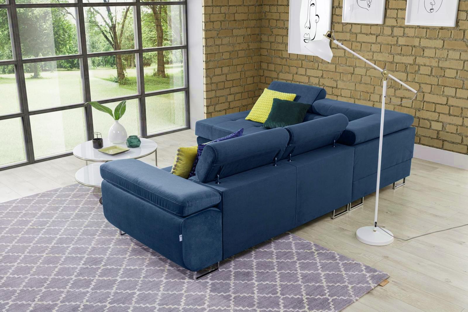 granatowy narożnik na środku salonu