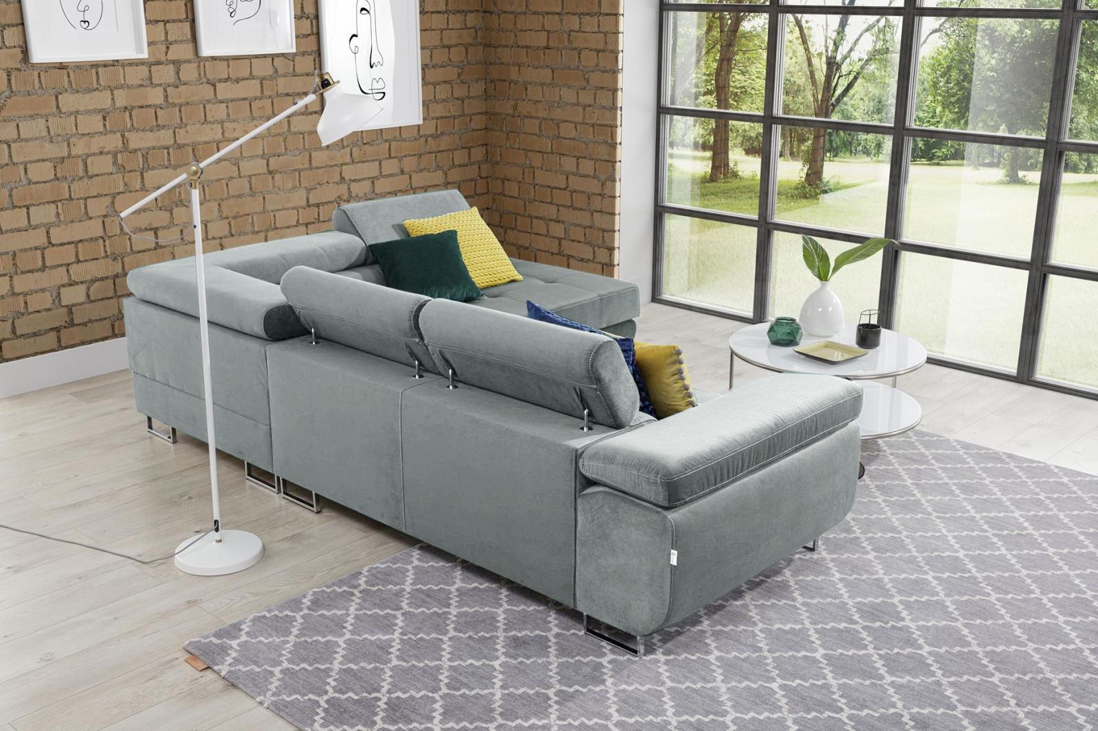 jasnoszary narożnik na środku salonu