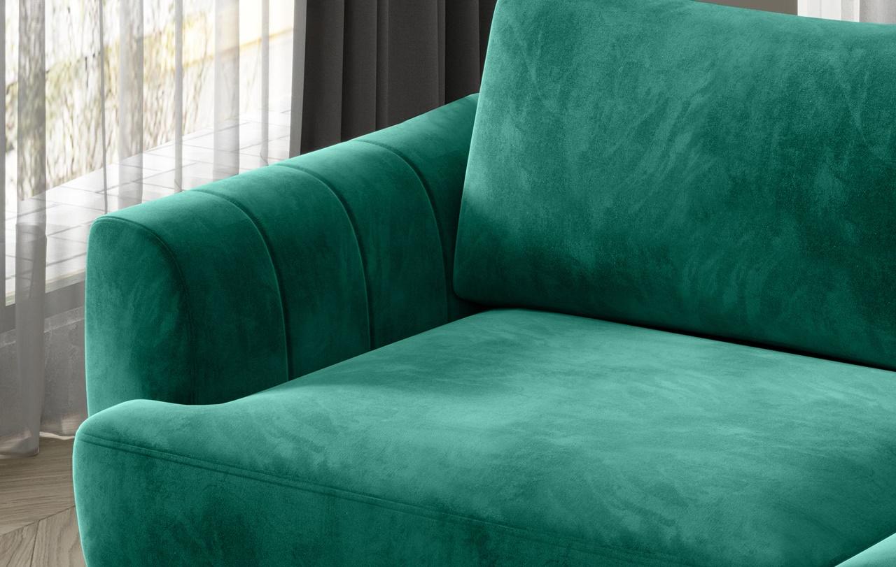 siedzisko zielonej sofy do salonu