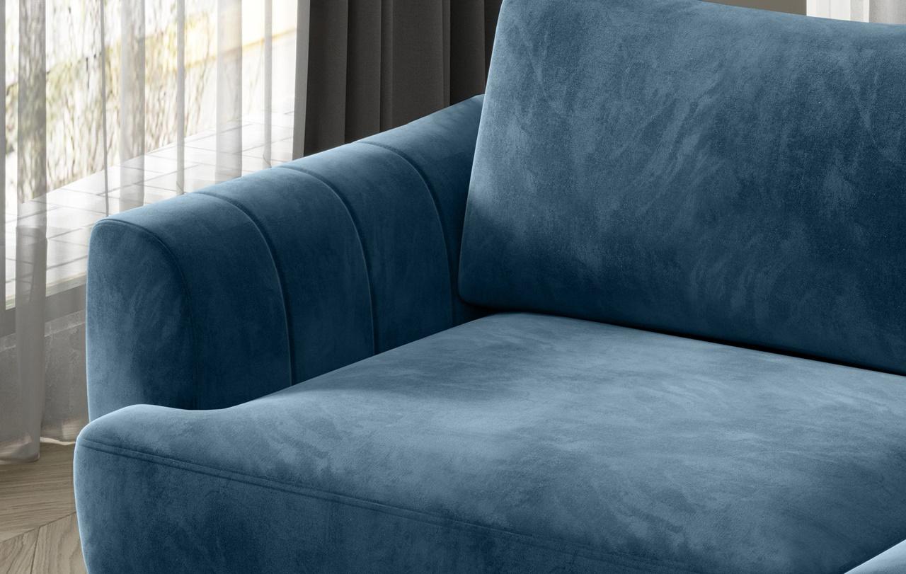 siedzisko granatowej sofy