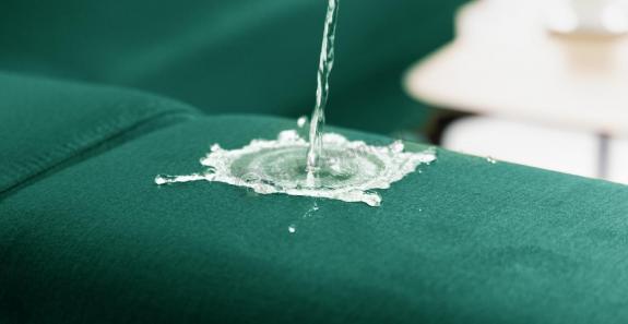 butelkowozielona tapicerka sofy 