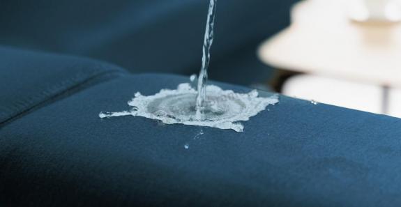 granatowa tapicerka welurowa