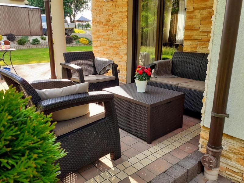 brązowy zestaw ogrodowy ze skrzynią