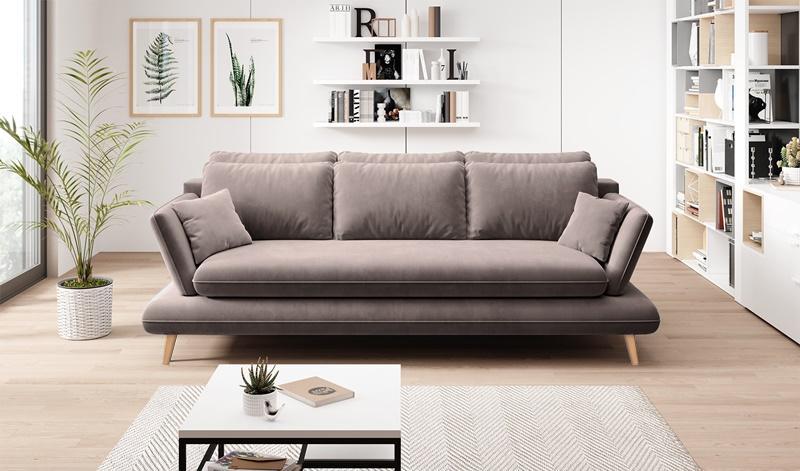 beżowa sofa rozkładana na drewnianych nóżkach