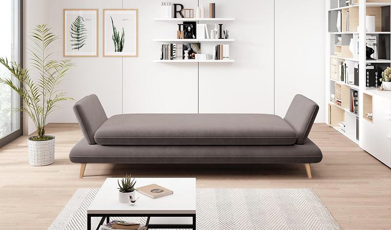 beżowa rozłożona sofa w salonie