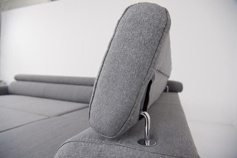 regulowane zagłówki w narożniku