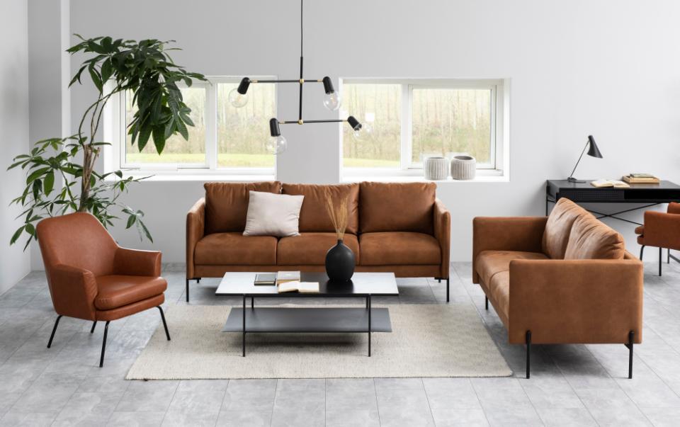 czarny stolik kawowy angus actona w salonie