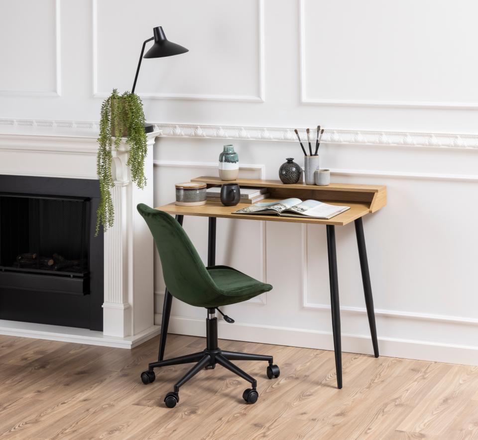 drewniane biurko joe actona na czarnych nogach
