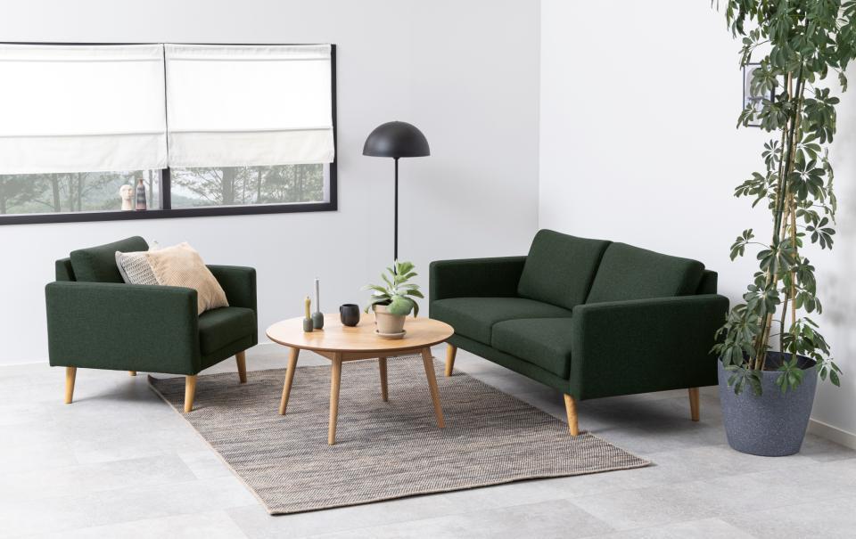 ciemnozielona sofa na nóżkach drewnianych dla 2 osób