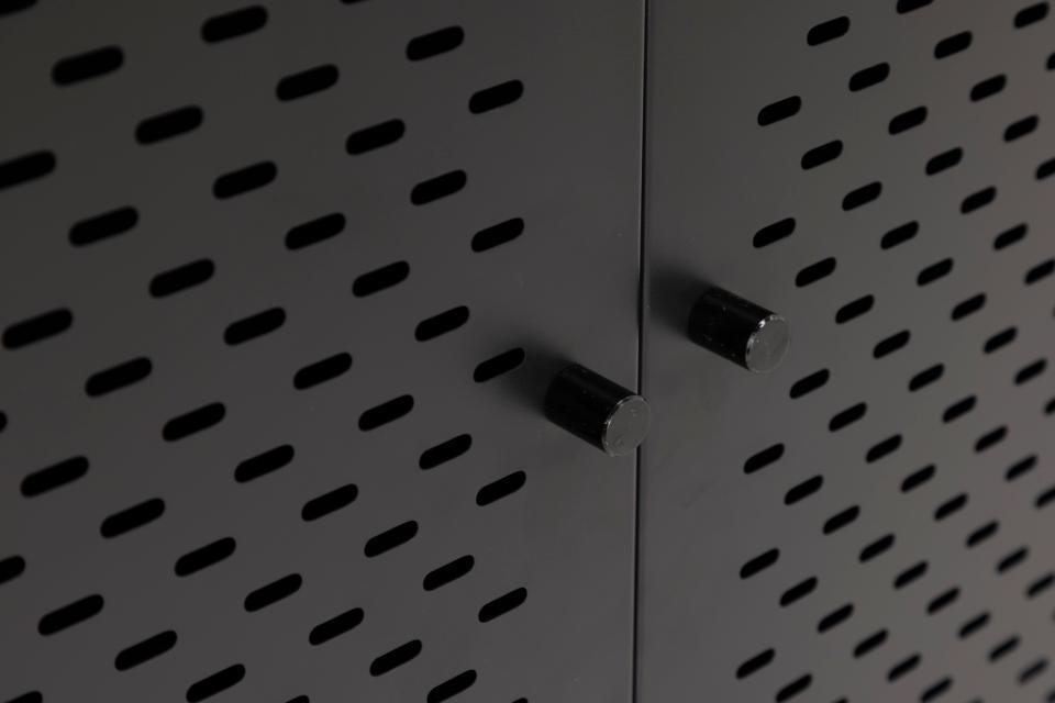 wysoka metalowa komoda w kolorze czarnym