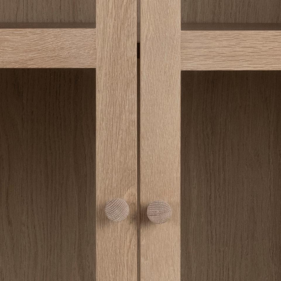 drewniane uchwyty przeszklonej komody