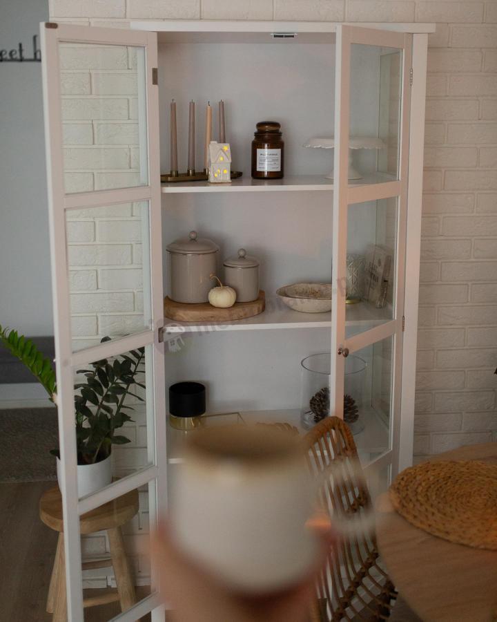 witryna Eton Actona w salonie