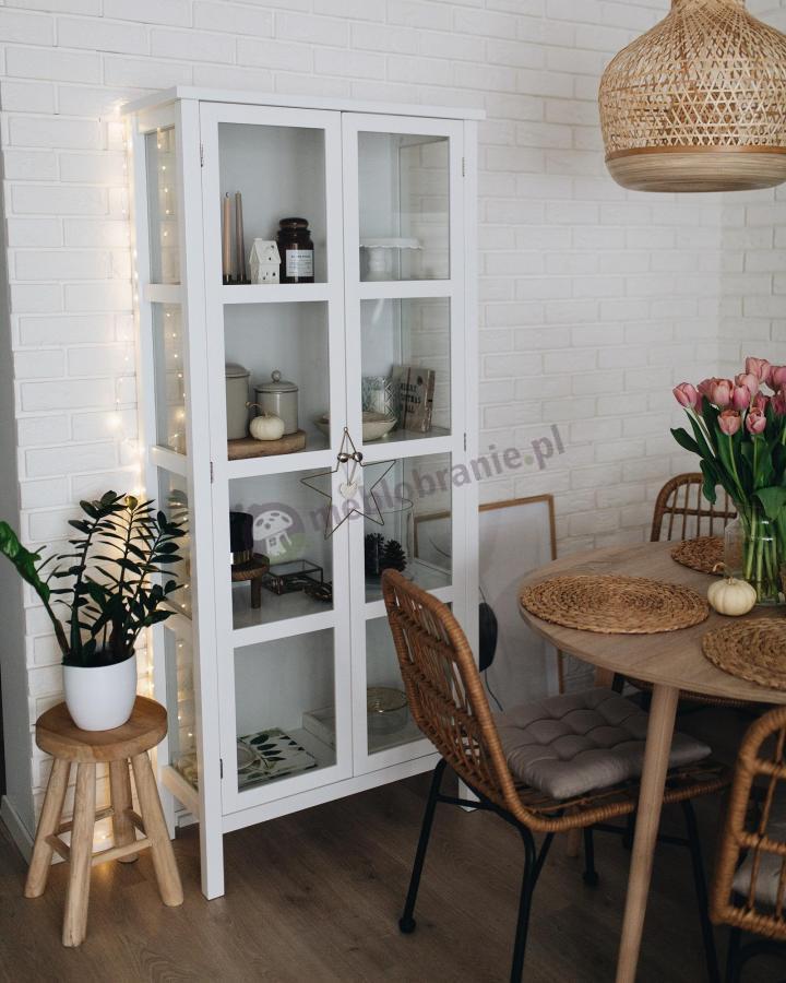 aranżacja z wysoką białą przeszkloną witryną 