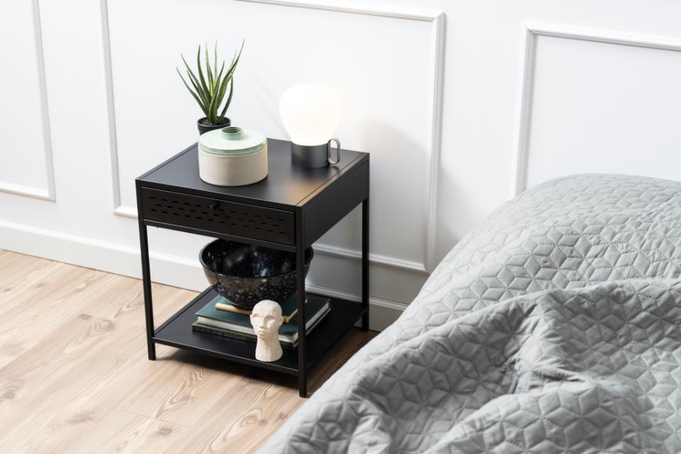 aranżacja z czarną loftową szafką do sypialni z szufladą
