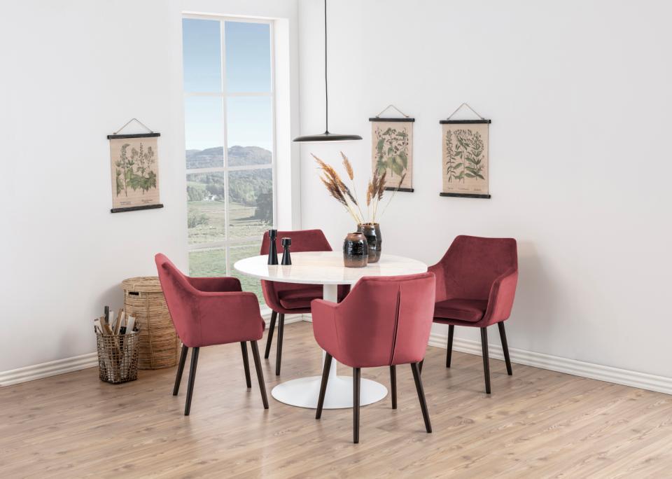 koralowy fotel prosty na ciemnych nogach Nora Actona