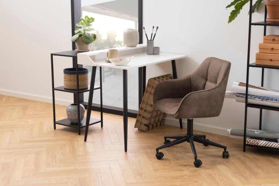 białe biurko Joe Actona w salonie