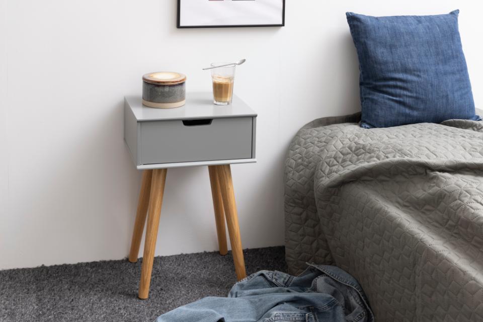 szara szafka nocna na drewnianych nogach Mitra Actona 