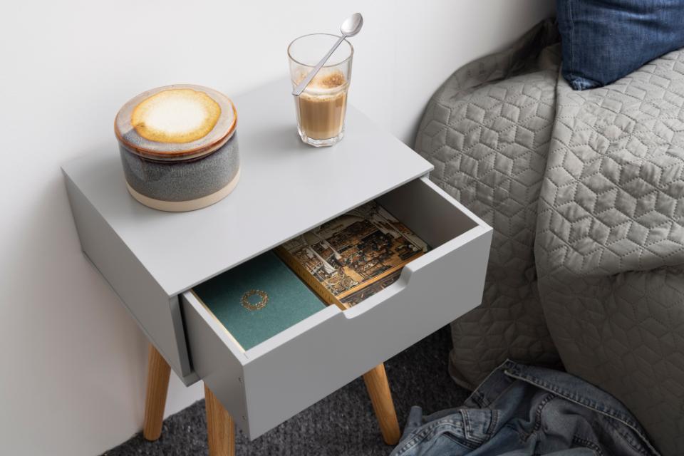 szara szafka nocna aranżacja w sypialni