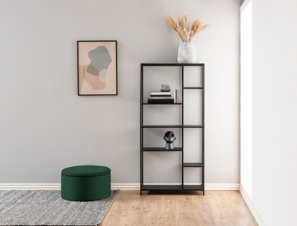 salon z ciemnozieloną pufą pikowaną welurową Retina Actona