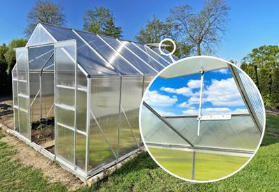 okno dachowe w szklarni poliwęglanowej