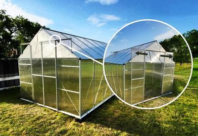 szklarnia ogrodowa z przesuwnymi drzwiami