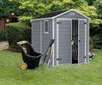Domek ogrodowy Keter Manor 6x8DD w ogrodzie z narzędziami