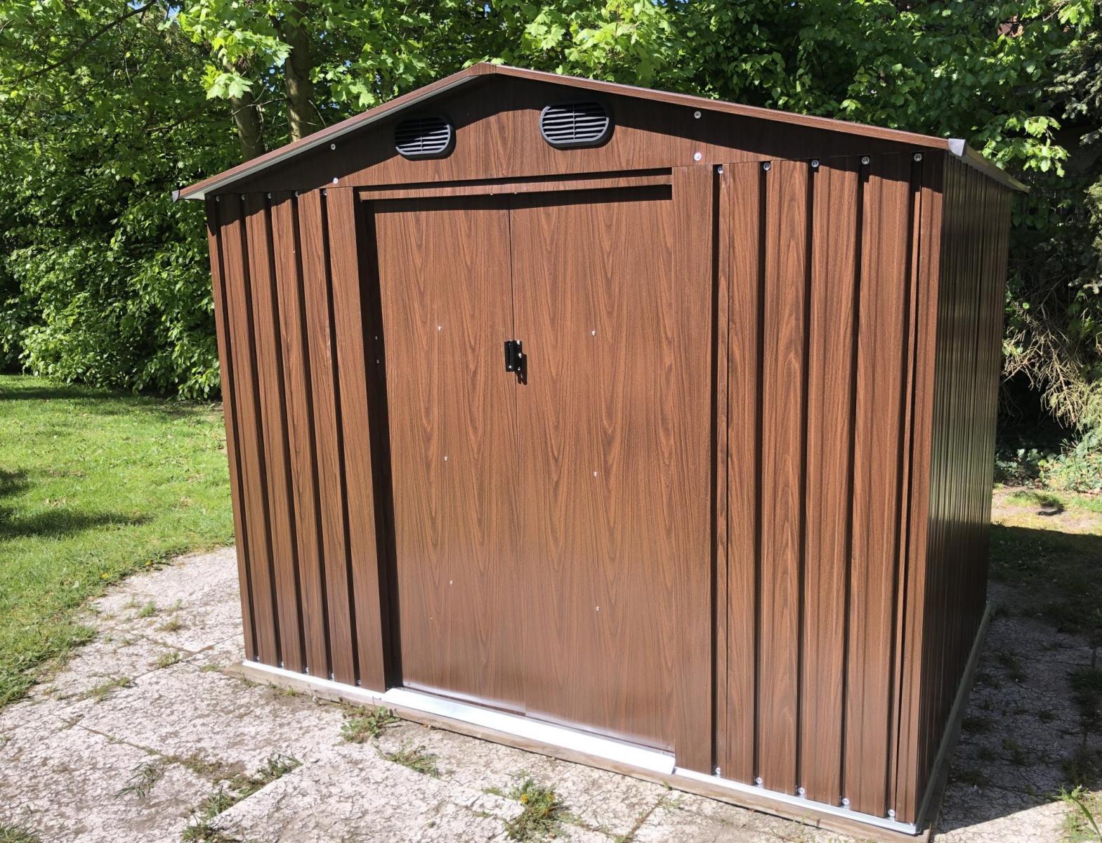 Metalowy domek na narzędzia