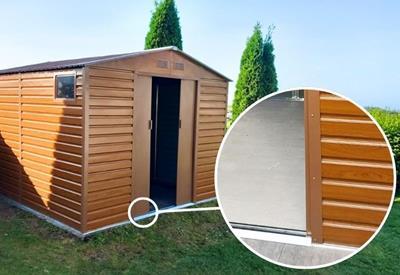 drzwi z metalowym progiem