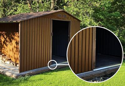 drzwi z metalowym progiem