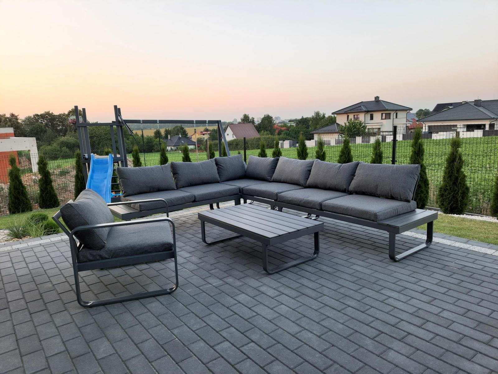 Panaon Corner z fotelem oraz srolikiem kawowym