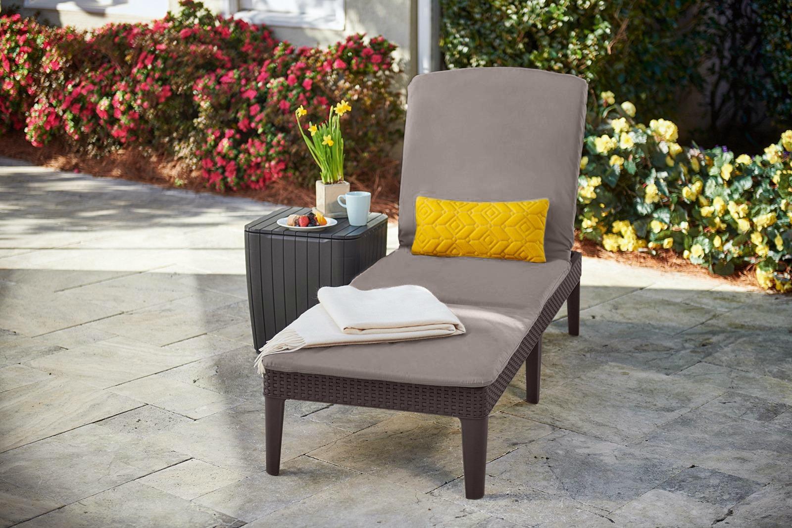 leżak ogrodowy z regulowanym oparciem