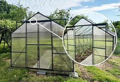 szklarnia ogrodowa z przesuwnymi drzwiami