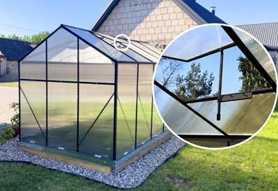 okno dachowe w szklarni poliwęglanowej