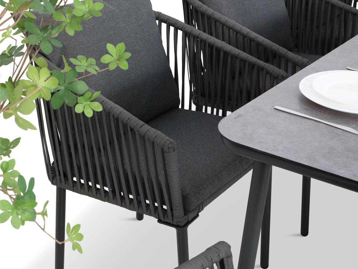 Oparcie krzesła z ozdobnej plecionki