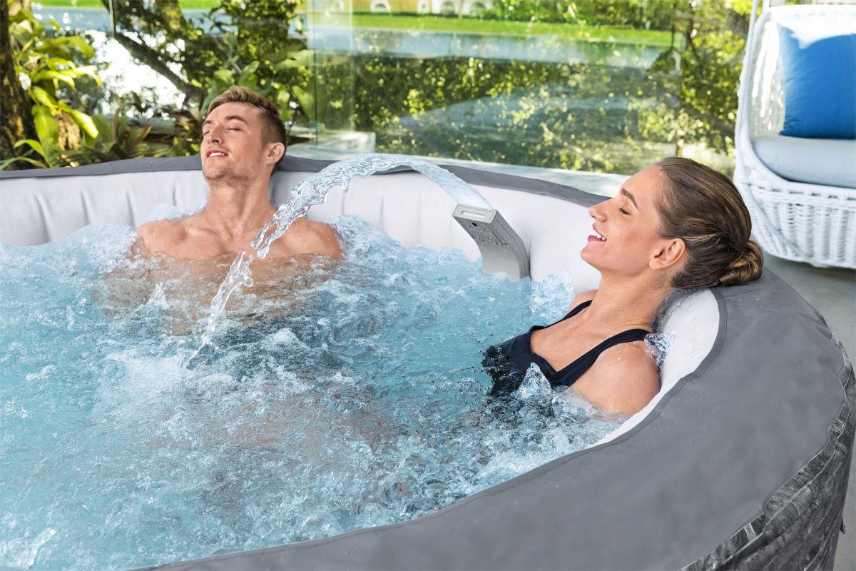 Relaks w jacuzzi z wodospadem Bestway