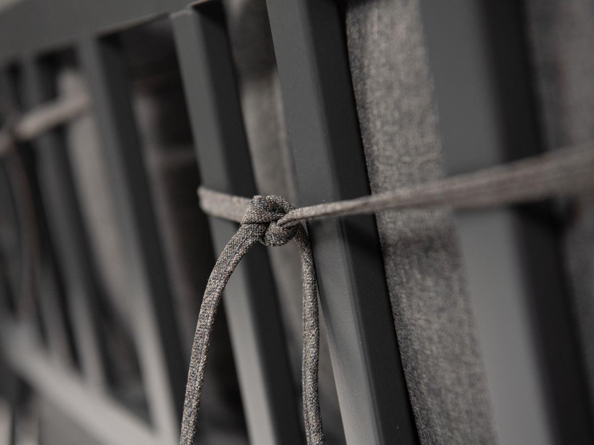 Troczki w poduszcze oparciowej