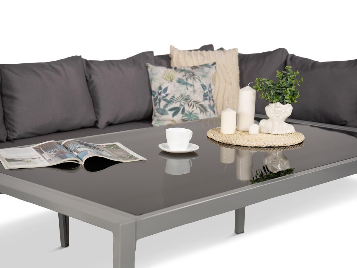 Komplet mebli z szarymi poduszkami na taras