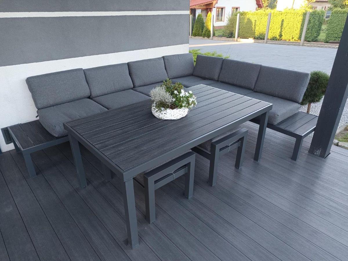 Narożnik Calamba w zestawie z wysokim stołem i pufami