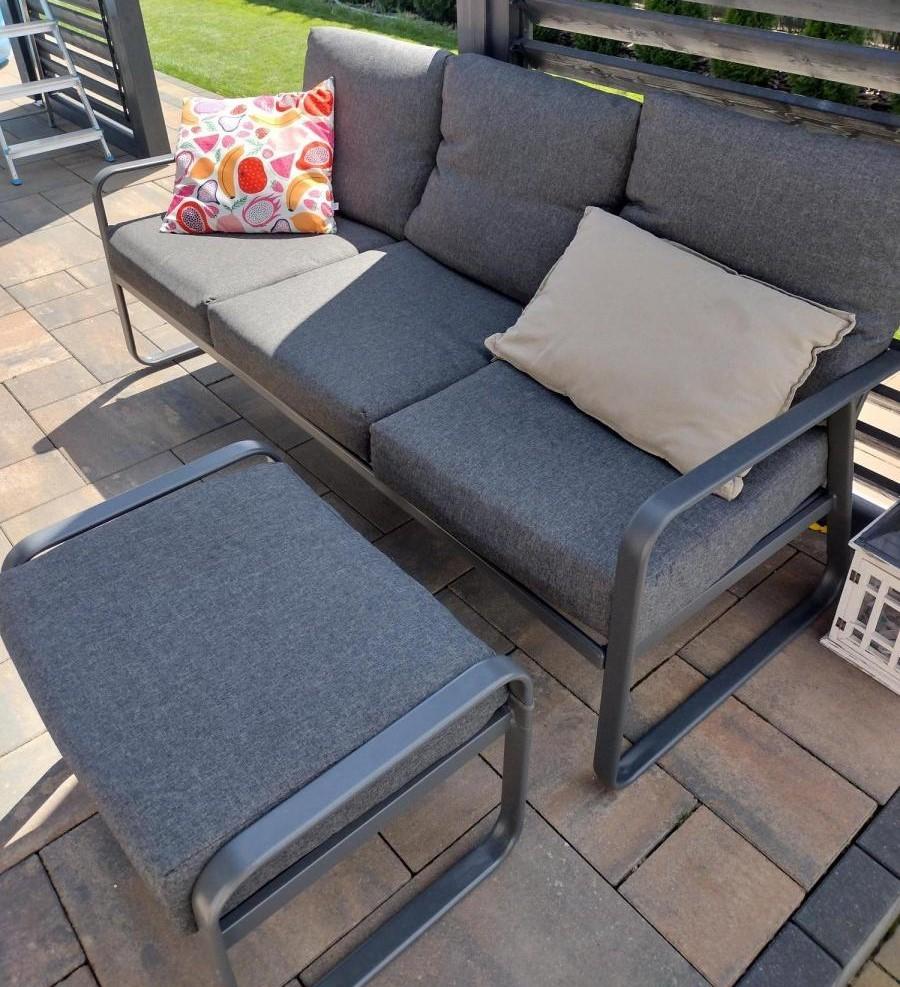 Komplet mebli z sofami i pufami