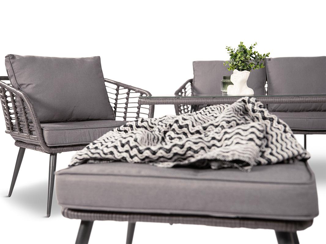 Meble do ogrodu z pufami w komplecie