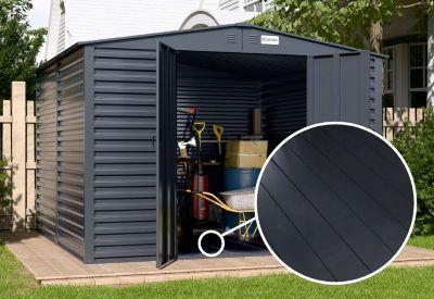 metalowa podłoga w domku na narzędzia