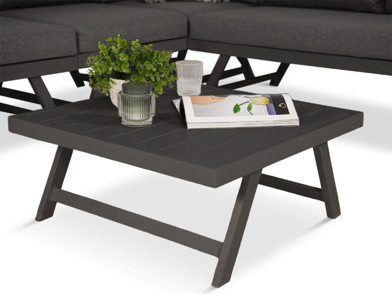 Meble ogrodowe ze stolikiem kawowym