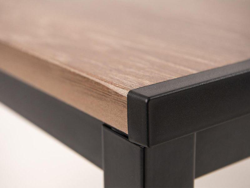 Blat stołu wykonany z listew imitujących drewno