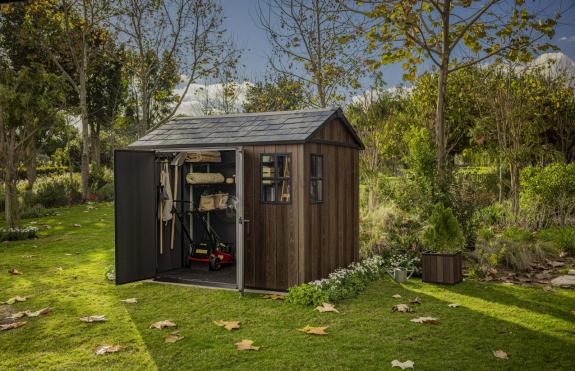 Widok dachu i świetlika Keter Apex